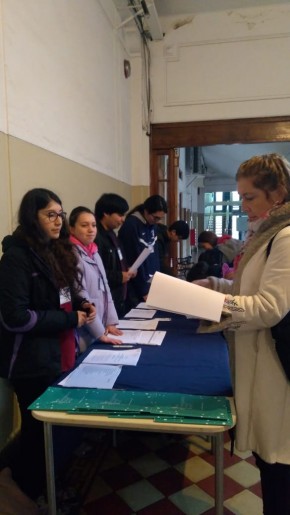 Estudiantes de la escuela colaboran en la inscripción de las 330 personas inscritas.